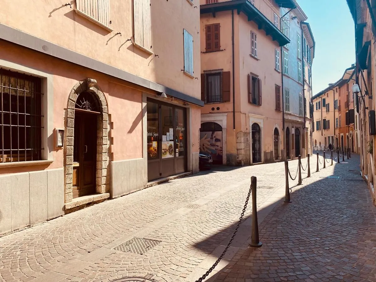 Appartamento Violetta Maison, elegante e romantica a Salo’ Italia