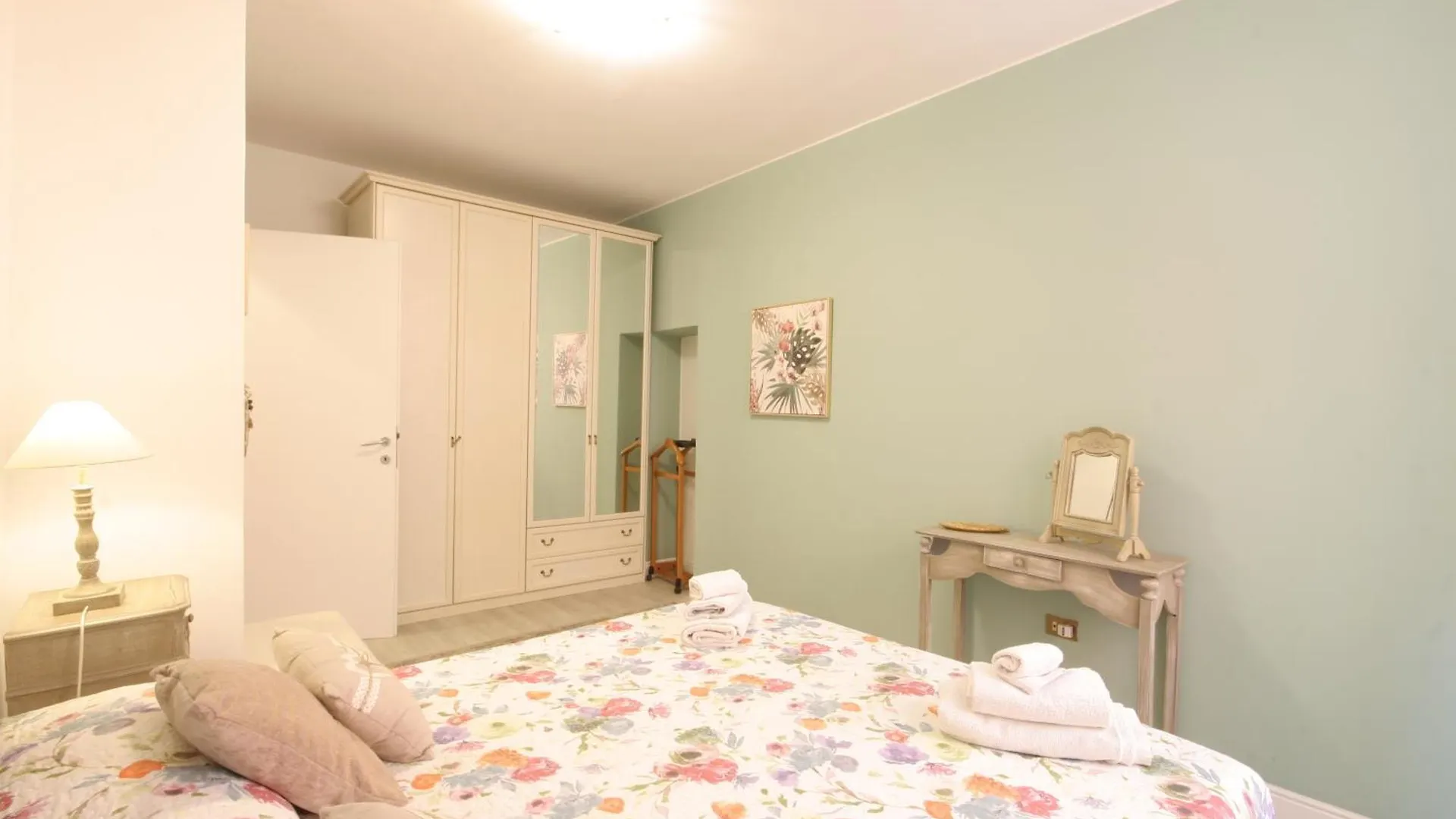 Appartamento Violetta Maison, elegante e romantica a Salo’ Italia